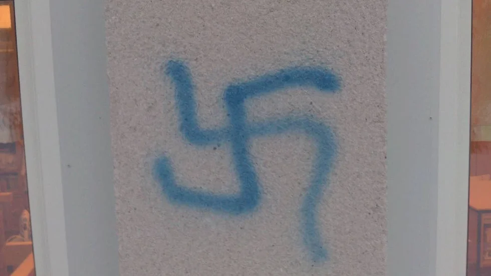 Erkänner. Kottret på en skolvägg i Hortlax med den nazistiska symbolen medgav den 15-årige pojken att han låg bakom.