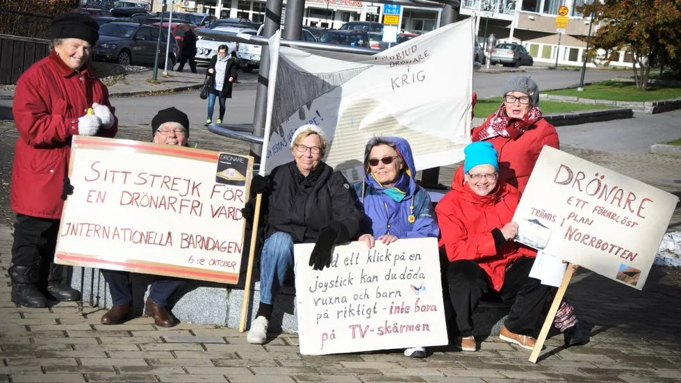 Strejk. Annikki Kiviniemi, Gun-Britt Mäkitalo, Barbro Söderlund, Edla Lantto, Siv Holma och Eva Jonsson från nätverket Kvinnor för fred sittstrejkade under måndagen för att visa sitt motstånd mot drönarkrigsföring.