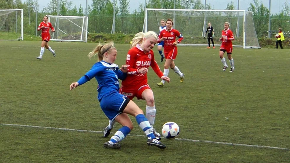 DAMKAMP. Kamp i damettan mellan Kirunas Jennifer Lindgren och Alviks Linnea Engström i streckfighten som slutade oavgjord.