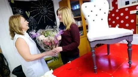 Vinnarstolen signerad Malin Eriksson. Här överräcker Duos Birgitta Lindvall Wiik en vinnarbukett.