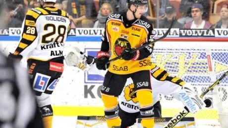 KORREKT. Disciplinnämnden ansåg att Anton Hedmans tackling på Skellefteåspelaren Pontus Petterström var korrekt utförd.