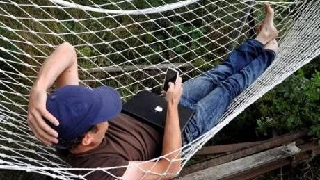 NERKOPPLA. Att ha ständig koll på mejl och arbetsrelaterade samtal under semestern leder lätt till stress och utmattning.