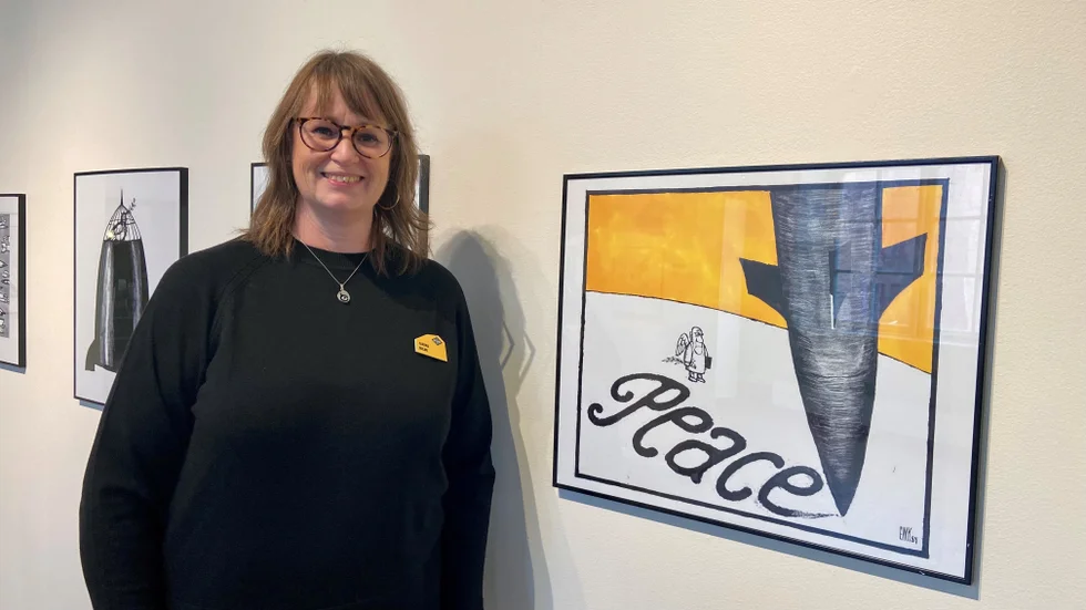 I den nya utställningen I natt jag drömde... visas både bilder som aldrig varit uppe tidigare och andra som visats förr. Carina Milde, intendent, vid en bild som var affisch när museet invigdes.