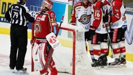 het. Luleå Hockeys Niklas Olausson (16) öste in poäng  i kvarten mot Frölunda. Nu vill han även lyckas i semin mot Färjestad. Foto: Björn Olsson / SCANPIX