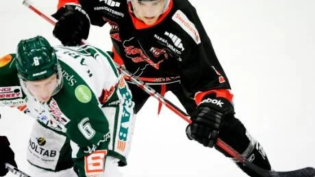 STRYK. Dion Knelsen (svart) och hans Asplöven såg till att Kim Karlssons Tingsryd reste hem tomhänt.