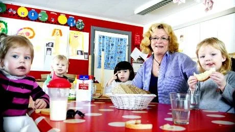 STARK DRIVKRAFT. Rektor på den enskilda förskolan Vågen, Karin Viklund, säger att hon är van att  hantera en snäv budget. Hennes starka drivkraft är att förskolan är hennes liv, hon har alltid drömt om att driva en egen förskola. Större barngrupp eller mindre personalstyrka blir det inte. "Inte här", säger hon. Med på bilden är Fred Pixer, Isak Olofsson, Paulina Sandberg de Burgos och Angelica Renström.