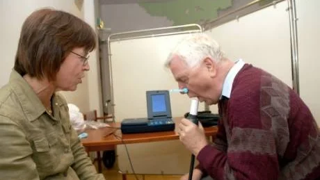 LUNGTEST. Sven Pettersson, kassör i hjärt- och lungsjukas förening i Boden, testar sin lungkapacitet med hjälp av vårdcentralens spirometri. Ulla Jacobsson, sjuksköterska, kunde konstatera att lungfunktionen var normal.
