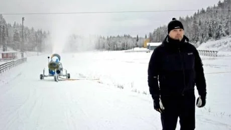 KÄMPE VID KANONEN. Per-Hugo Nilsson, Bodens skidklubb, övervakar snökanonen i Pagla. Nu finns åkbara längdspår – till glädje för både eliten och den tappre motionären.Foto: Siri Pekkari