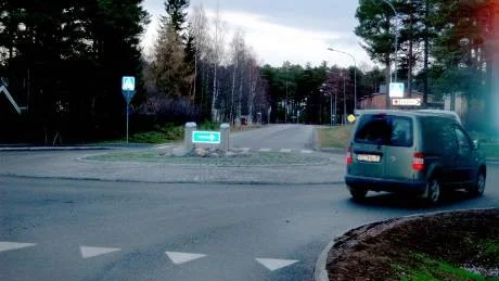 SPARVFÄLLAN. Busschauffören Bengt Resin berättar att det händer att bussar tvingas stanna i minirondellen på stationsgatan för att släppa förbi trafikanter.