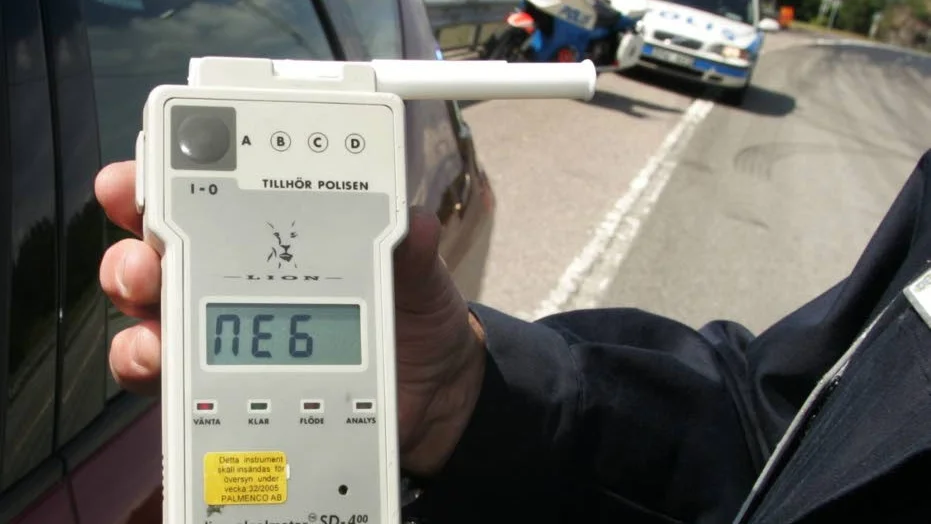 färre trafikpoliser och att polisen har tagit bort volymkraven som fanns tidigare, den så kallade "pinnjakten". Antalet trafikpoliser har sjunkit från 500 till omkring 400 de senaste fem åren.Polisen gör betydligt färre alkoholutandningsprov i dag. För några år sedan gjordes omkring 2,7 miljoner. Den siffran var mer än halverad i fjol.