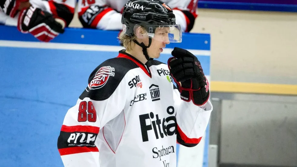 LÄMNAR. Simon Åkerström går från Piteå HC till allsvenska Vita Hästen.
