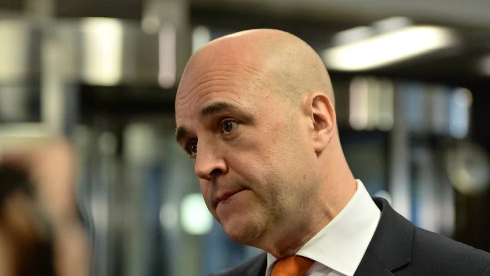 Ny politisk förpackning. I boken "Reinfeldtkoden" undersöker författartrion, Stefan Carlén, Christer Persson och Daniel Suhonen, hur moderaterna under Fredrik Reinfeldt använt en ny retorik för att sälja samma politiska innehåll som sina företrädare.