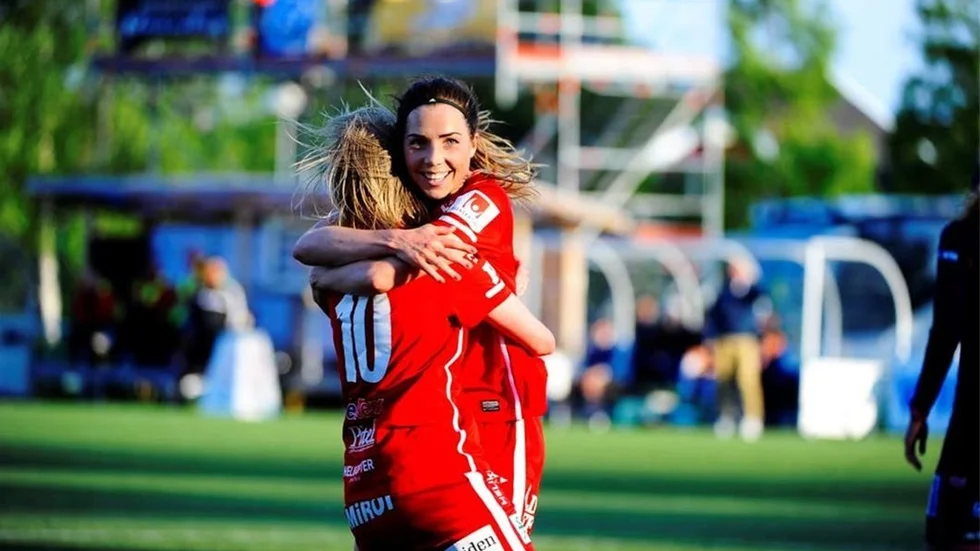 Skiljs åt. Sofie Persson (nummer 10) lämnar Piteå IF, samtidigt som Clara Markstedt (mot kameran) förlänger med PIF.