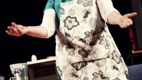 Präglad av maken. Sofia Bach gör en varm gestalning av karaktären Gerdan Roth, en 35-årig hemmafru från Hallstavik som lever sitt liv genom maken och tonårssönerna.  Foto: