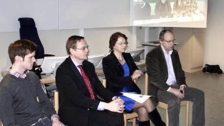 LTU-FILIAL I FILIPSTAD. Ett samarbete mellan Luleå tekniska universitet, LTU, och Bergsskolan i Filipstad presenterades på tisdagen. I Luleå satt  från vänster Tobias Henriksson från teknologkåren, rektor Johan Sterte, prefekt Ulla Grönlund och ordförande/dekanus i LTU:s tekniska fakultetsnämnd Björn Öhlander. Vad som sades i Filipstad kunde följas via bland annat skärmen i bakgrunden. Foto: Roland Johnson