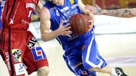 MATCH I MATCHEN. Jakob Sigurdarson (röd tröja) lär få en ny tuff match mot LF Baskets Martin Pahlmblad.