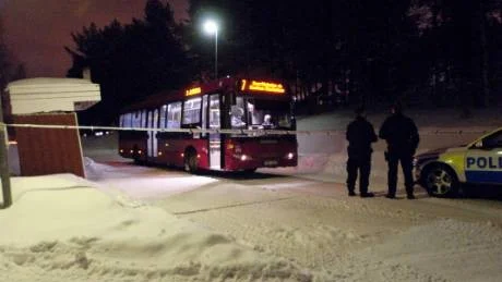 TVÅ BUSSRÅN. Beväpnad med kniv rånade 19-åringen två av LLT:s chaufförer i mitten av mars.  Det ena rånet inträffade vid vändplatsen vid Kanotvägen på Klintbacken, det andra på Bergnäset.