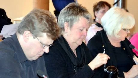 KRITISKA. Centerpartisterna Thomas Lindbäck, Inga-Lis Samuelsson och Kristina Henriksson hade inte mycket till övers för den styrande alliansens sätt att hantera frågan om Kalix nya centrum.