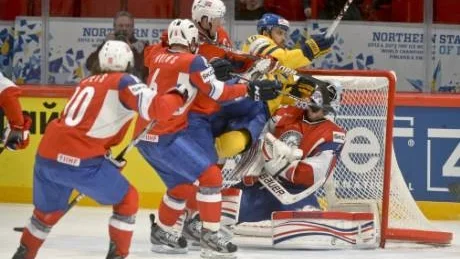 Flyg. Henrik Zetterberg får tuff uppvaktning på bilden - vilket han gillar. "Zäta" var långt ifrån nöjd med domarnivån och tyckte inte att något fysiskt spel tilläts.Foto: SCANPIX