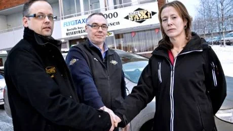 GÅR IHOP. Tre taxibolag går ihop under Kalix taxi som utökar flottan och får en ny logotyp. Kenth Sandqvist, Taxi & limousineservice, Roger Nilsson, Kalix taxi och Marika Wikström, Lilla Lappträsk bygg och transport, tar hand på det.