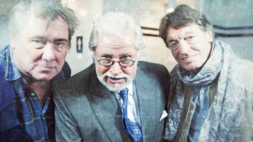 Tre herrar på toa. Johannes Brost, Ulf Brunnberg och Göran Forsmark. En komedi med förutsättningar som inte förvaltats av Scensommar produktion.