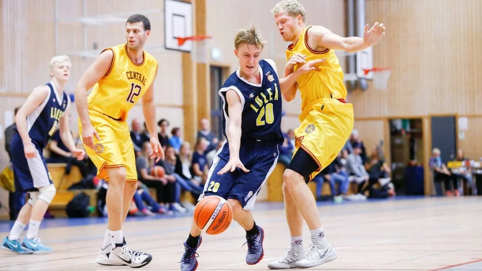Liraren. BG Luleås Jonatan Arvidsson skickar motståndarna till korvkön.