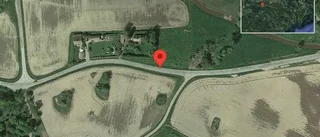 Fallna träd skapar problem i trafiken på väg 712