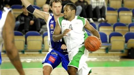 SKARPSKYTT. Plannjas nyförvärv Tony Bethel visade upp fina kvaliteter under helgens två träningsmatcher mot Tromsö. Bethel var poängbäst i laget under lördagen och följde upp med 14 poäng dagen därpå. Foto: BERNDT DIMEUS