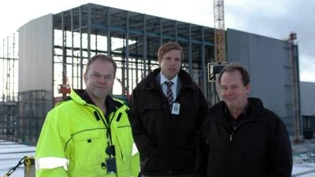 BYGGANDET MINSKAR. Miljardinvesteringen vid Bolidens Aitikgruva utanför Gällivare, här anrikningsverket, utgjorde fonden för Sveriges byggindustriers presskonferens i Gällivare i tisdags. Minskat byggande väntas de kommande två åren, var slutsatsen enligt representanterna  Bertil Sundström, rådgivare, Lars Johan Blom, konjunkturbevakare och Jan Petschler, regionchef.