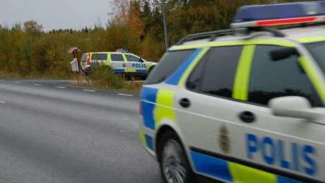 POLISPÅDRAG. Minst fem polisbilar var involverade i spaningen efter mannen som efterlysts av kriminalvården sedan han inte infunnit sig för att påbörja sitt straff.