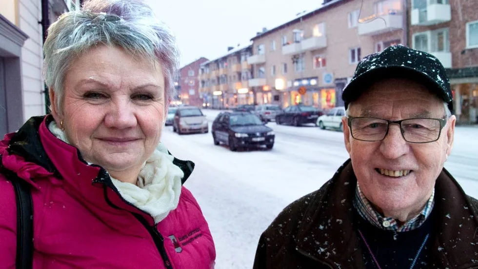 Kritiska. Lili-Marie Lundström (C) och Olle Lindström (M), anser att uppsägningen av avtalet mellan Syster Karins Vård och Omsorg och kommunen gjorts på fel sätt.