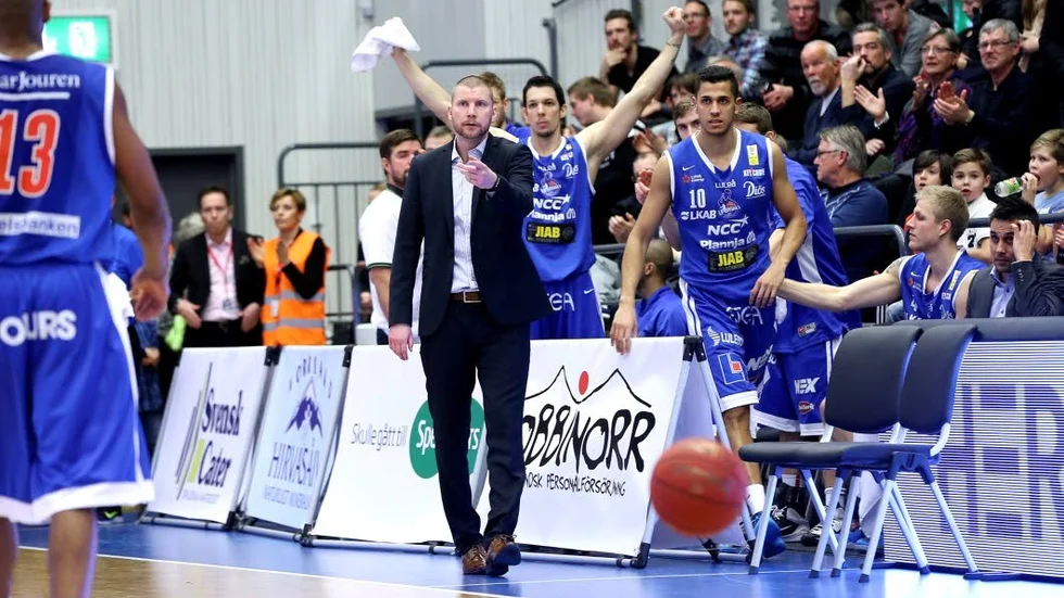 Sista. Peter Öqvists LF Basket tar sig an Sundsvall i sista grundseriematchen.