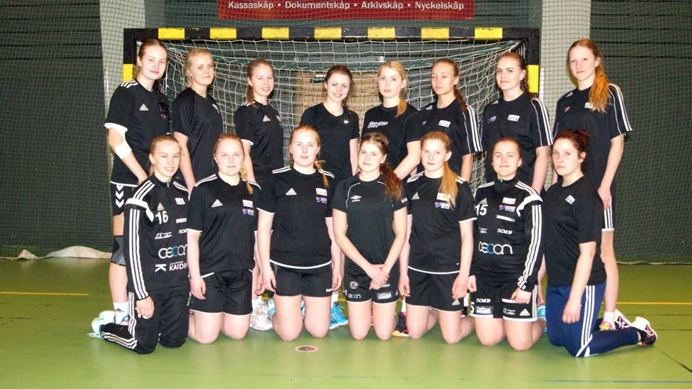 Lillpite IF:s A-flickor tog sig längre än något norrottenslag gjort tidigare. 
Hela laget: Övre raden från vänster: Rebecca Öhman, Moa Romell, Mathilda Holmberg, Nadja Backman, Evelina Lundberg, Madelene Wiklund, Elice Öhman, Cajsa Hedlund. 
Nedre raden från vänster: Elin Risberg, Julia Svensson, Malin Högling, Ida Olofsson, Frida Olovsson, Olivia Andersson, Isabell Holmbom.