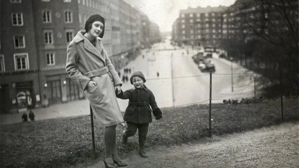 Om ett författarskap. Astrid Lindgren och hennes son Lasse, som hon fick som ogift 18-åring. I den nya SVT-serien "Astrid" berättas den dramatiska historien om skandalen och hur den påverkade Astrid Lindgrens liv och författarskap.