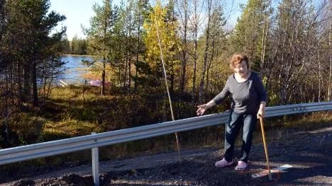 Trafikverket har monterat räcken som ska testas i byn Kurrokvejk. Problemet för Lillian Holmström är att räckena blockerat vägen till båtplatsen.