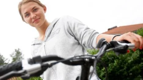 16-åriga Emma Wesslén hoppas på medvind i augusti. Då ska hon cykla från Älvsbyn till skolan i Älvdalen, vilket är en tripp på cirka 80 mil. Svårast blir att vänja rumpan vid träsmaken från cykelsadeln.