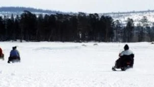 Efter kritiken agerar nu regeringen och förlänger ansökningstiden för skoterförarbevis till november. (Arkivbild)