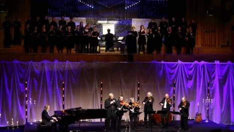 En kultförklarad superkändis som kompositör och musiker, en världsberömd organist från Kiruna, några spelmän från Orsa, en flöjtist, en vida respekterad poet, och så Musikhögskolans kammarkör dirigerad av professor Erik Westberg, det var vad som behövdes när Orgel Acusticum förärades sitt första specialskrivna musikstycke. Och det blev succé.