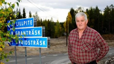 Om Telia kopplar bort telefonledningarna i Arvidsträsk försvinner möjligheten att koppla in ADSL. Något som varken Telia eller Älvsbyns kommun vill satsa på. Enligt IT-chefen finns det dock pengar att söka för fiber till byn. "Vi får prova den vägen", säger Kent Jonsson från Arvidsträsk som tycker att byarna stängs ute från utvecklingen.