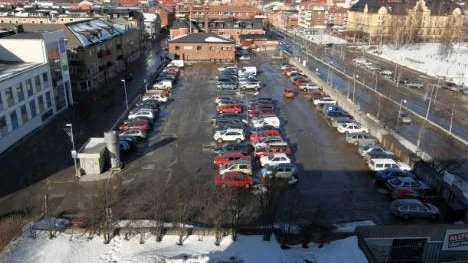 Direkt efter nyår påbörjas rivningen av p-däcket Löjan, som kommer att pågå fram till i juni. Därefter vill kommunen bygga ett nytt p-hus - men för det saknas en upprättad godkänd detaljplan.