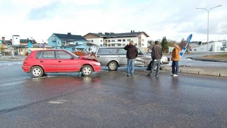De krockade bilarna hindrade delvis framkomligheten i korsningen.