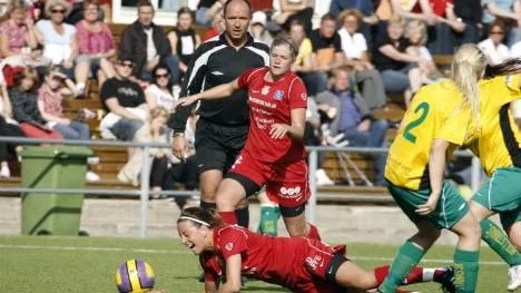 Piteå IF med bland andra Emma Johansson (liggande) och Jessica Olofsson var snabbare och bättre än Bollstanäs. Piteå vann också med 3-0.