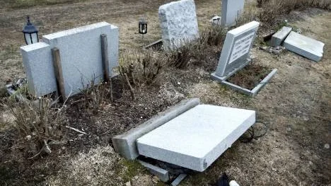 Trots att det ser ut som vandalisation så är det vårvädret som är boven i dramat. I takt med att solen värmer upp marken så börjar allting röra på sig. Och då välter många gamla och ostadiga gravstenar.