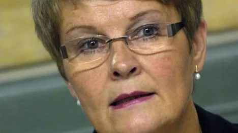 Maud Olofsson borde ta ett grepp över elproduktionen. I höst väntas priset ligga över 50 öre per kilowatt-timme plus moms och energiskatter.   För hushållen och tillverkningsindustrin blir detta extra påfrestningar medan regeringen sitter still.    Maud Olofsson borde ta ett grepp över elproduktionen. I höst väntas priset ligga över 50 öre per kilowattimme plus moms och energiskatter.   För hushållen och tillverkningsindustrin blir detta extra påfrestningar medan regeringen sitter still. (Arkivbild)