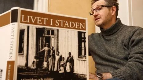 Det började med släktforskning på 1970-talet. Det blev på den vägen en hel del intressanta sidospår med bokutgivning som resultat om sjöfart och fiske. Nu har Åke Berggren, Piteå, efter 25 års forskning sammanfattat livet i stadsdelen Norrmalm.
