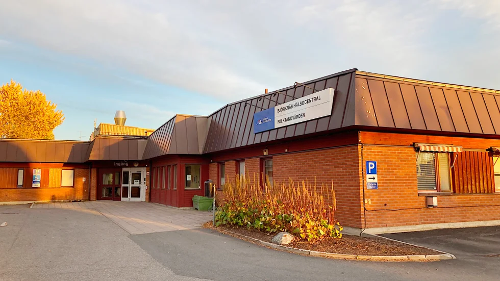 En hyrläkare från Luleå mister sin legitimation efter att flera av hans patientfall blivit granskade. Ett av fallen var när han jobbade på Björknäs hälsocentral.