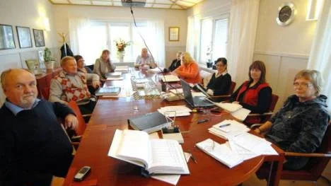 foto: bertil sundkvist Arjeplogs budgetberedning: Arjeplogs kommuns budgetberedning vänder upp och ner på varenda krona som ska spenderas nästa år. Från vänster: Bo Wallin, Alf Sundström, Doris Johansson, Katrine James, Bo Åberg, Kicki Sjögren, Elisabeth Bramfeldt, Annika Sandberg, Nina Lestander och Lena Sundström.