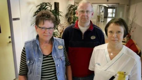 Den psykiatriska tvångsvården i Öjebyn är en tuff arbetsplats - och nu kräver de anställda mangrant att inte personalstocken dräneras på fler män. Muskelstyrka är en viktig ingrediens, konstaterar från vänster Birgitta Johansson, Torbjörn Gustafsson och Ann Nyberg.