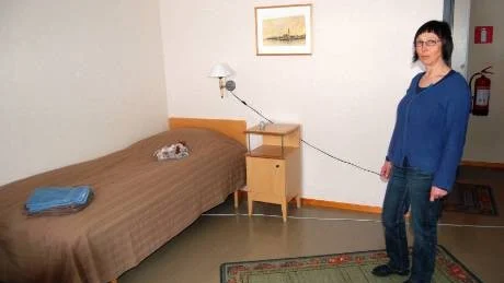 Föreståndare Inger Lestander visar hur ett rum på boendet kan se ut.