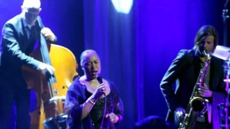 Barbara Hendricks tolkade bland annat Billie Holiday och backades upp av Magnus Lindgren kvarett. Giftermålet operasångerska /jazzgrupp är inte helgjuten, men det bjöds många musikaliska godbitar från samtliga medverkande.